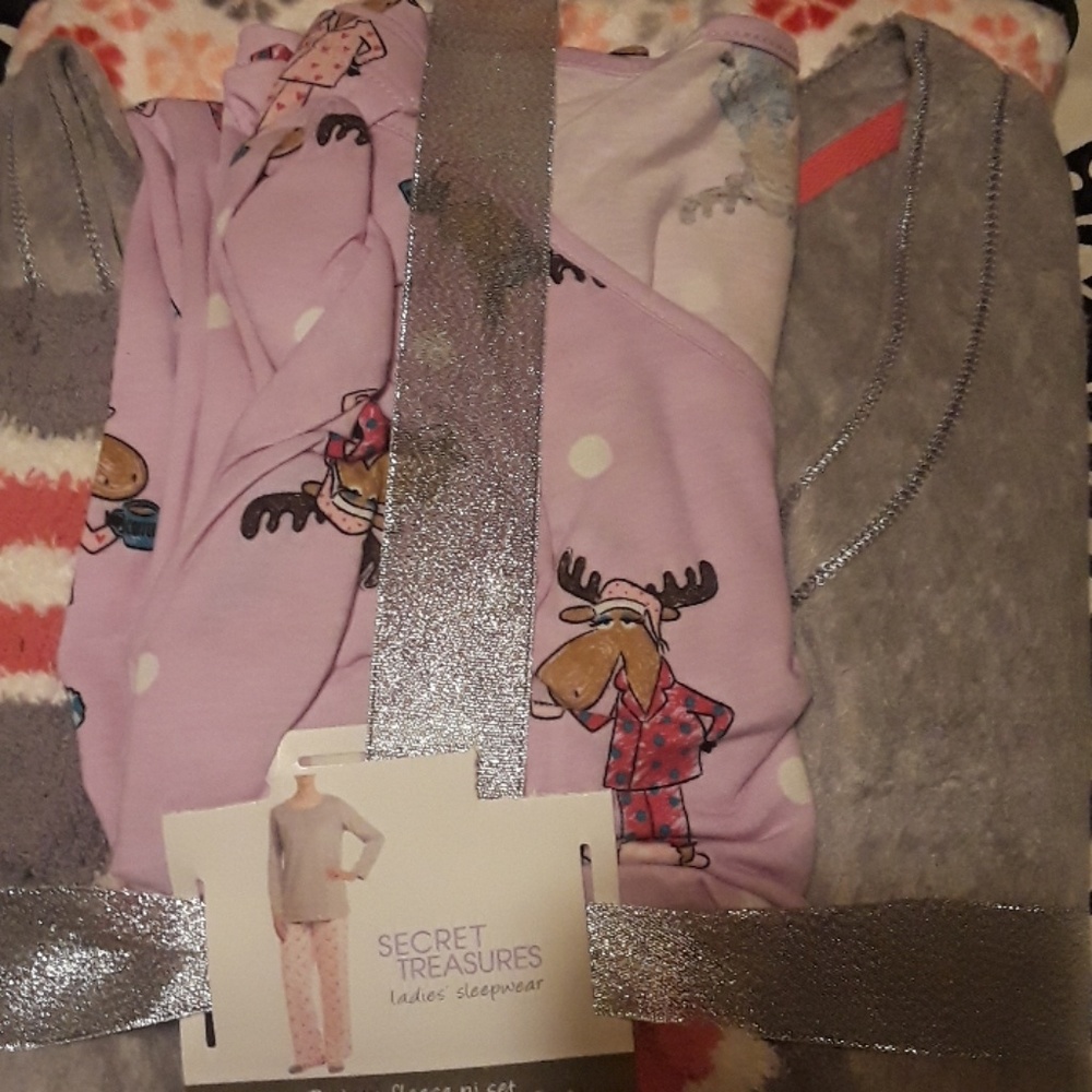 3 piece fleece set, pj set. It's new